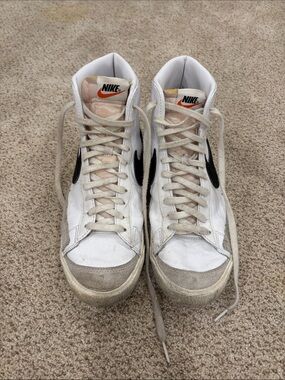Nike men’s 10 White/Black High-Top Sneakers